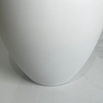 Vase en métal moderne,