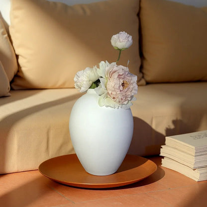 Vase en métal moderne,