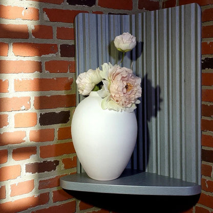 Vase en métal moderne,