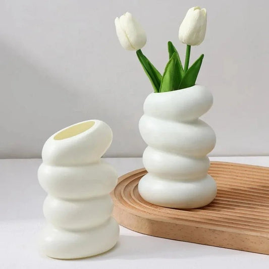 Vase blanc en plastique en spirale