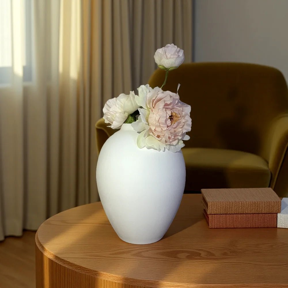 Vase en métal moderne,