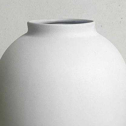 Vase en métal moderne,