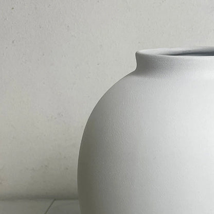 Vase en métal moderne,