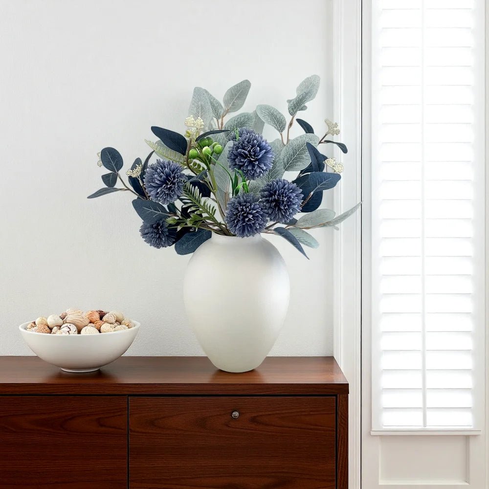 Vase en métal moderne,