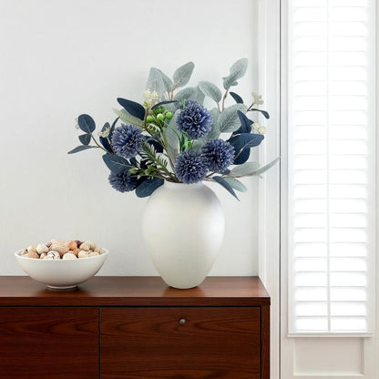 Vase en métal moderne,