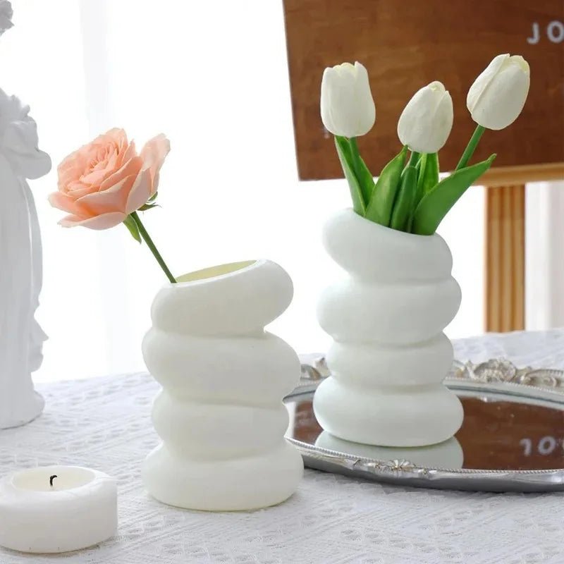 Vase blanc en plastique en spirale