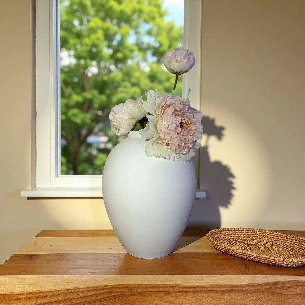 Vase en métal moderne,