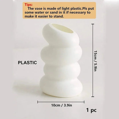 Vase blanc en plastique en spirale